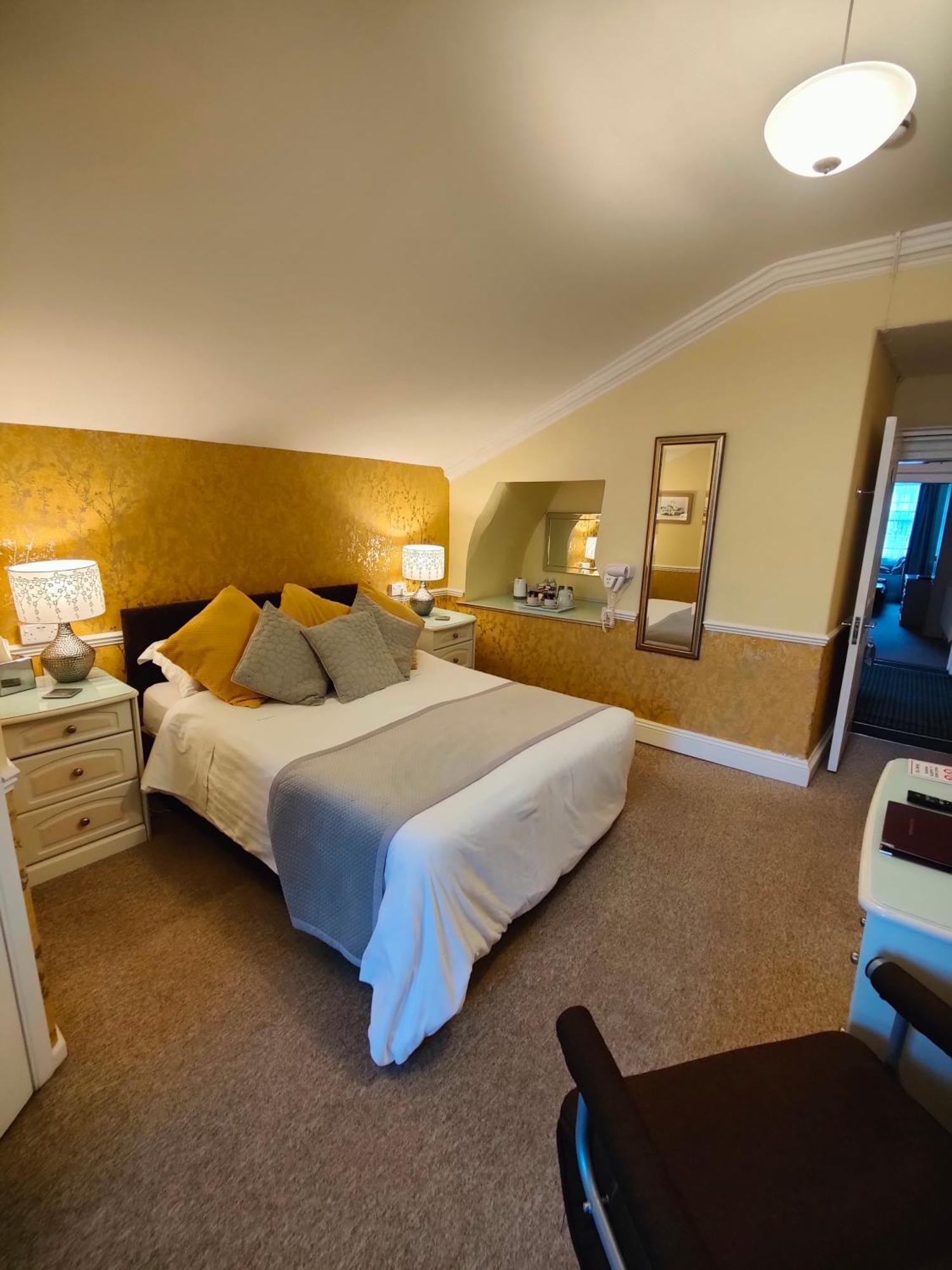 The Pack O' Cards Hotel Combe Martin Eksteriør billede