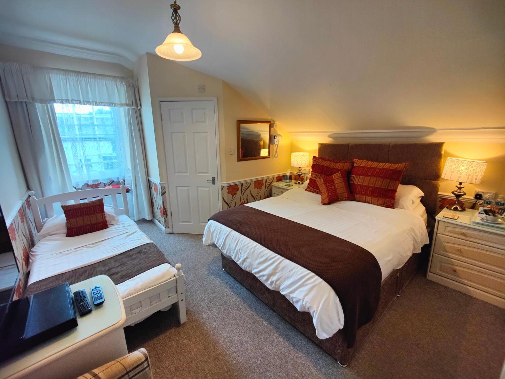 The Pack O' Cards Hotel Combe Martin Eksteriør billede